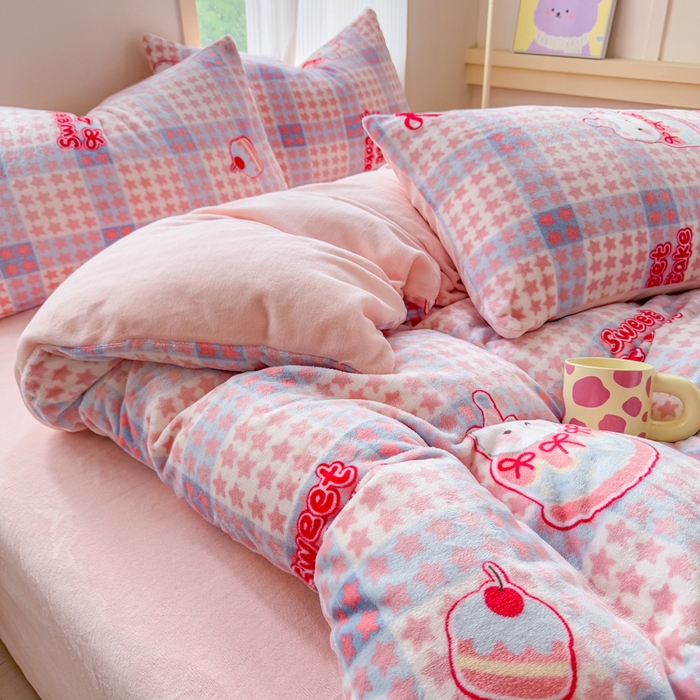 91家纺网 家纺一手货源 找家纺 梦舒阳家纺 2025牛奶绒四件套牛奶绒单被套牛奶绒床笠款四件套小清新可爱套件 蛋糕猫咪