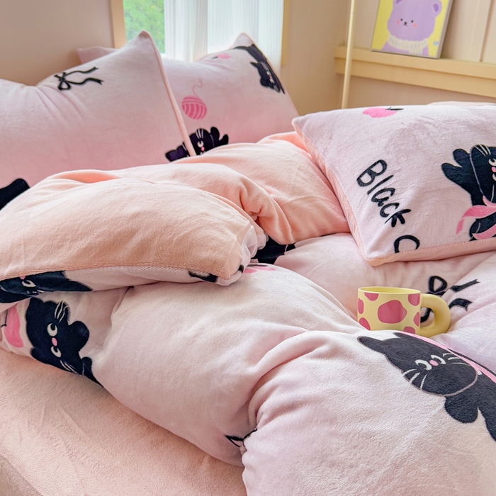 91家纺网 家纺一手货源 找家纺 梦舒阳家纺 2025牛奶绒四件套牛奶绒单被套牛奶绒床笠款四件套小清新可爱套件 炫酷黑猫