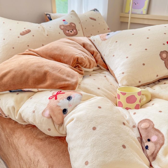 91家纺网 家纺一手货源 找家纺 梦舒阳家纺 2025牛奶绒四件套牛奶绒单被套牛奶绒床笠款四件套小清新可爱套件 咔咔小熊