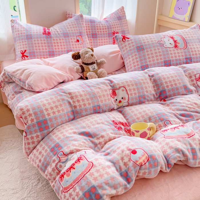 91家纺网 家纺一手货源 找家纺 梦舒阳家纺 2025牛奶绒四件套牛奶绒单被套牛奶绒床笠款四件套小清新可爱套件 蛋糕猫咪