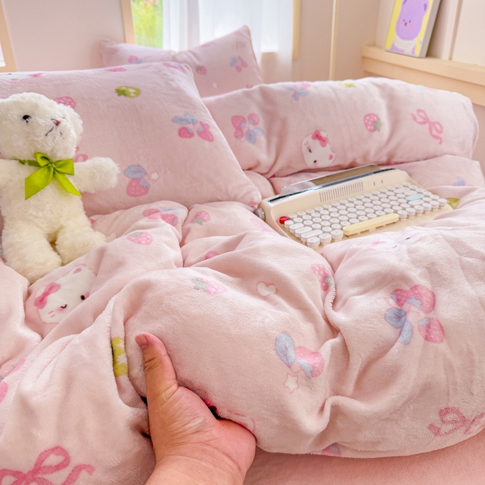 91家纺网 家纺一手货源 找家纺 梦舒阳家纺 2025牛奶绒四件套牛奶绒单被套牛奶绒床笠款四件套小清新可爱套件 草莓猫咪