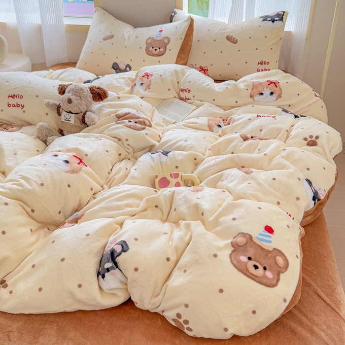 91家纺网 家纺一手货源 找家纺 梦舒阳家纺 2025牛奶绒四件套牛奶绒单被套牛奶绒床笠款四件套小清新可爱套件 咔咔小熊