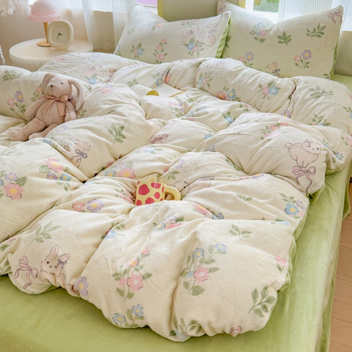 91家纺网 家纺一手货源 找家纺 梦舒阳家纺 2025牛奶绒四件套牛奶绒单被套牛奶绒床笠款四件套小清新可爱套件 绿意盎然