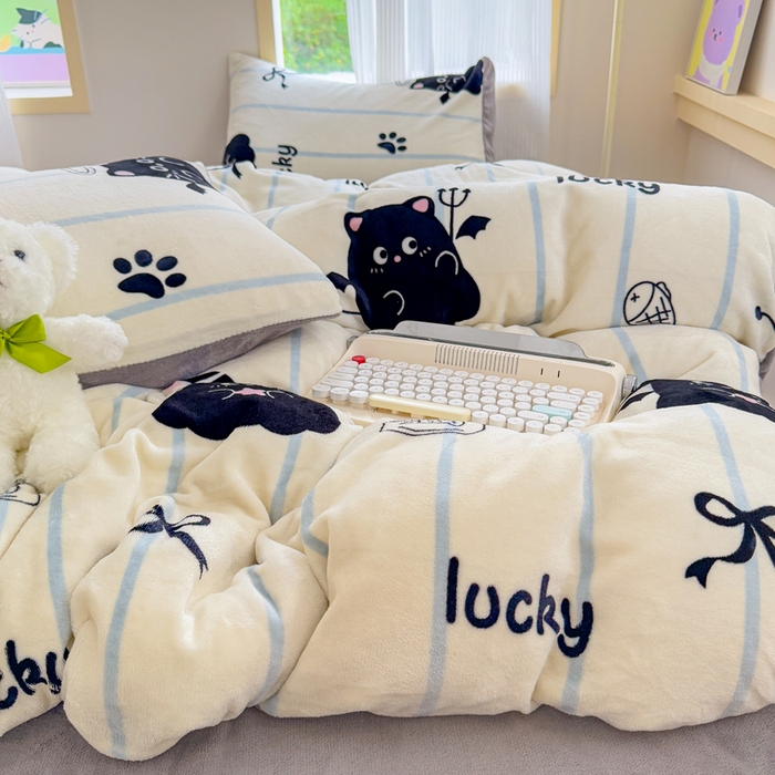 91家纺网 家纺一手货源 找家纺 梦舒阳家纺 2025牛奶绒四件套牛奶绒单被套牛奶绒床笠款四件套小清新可爱套件 煤球宝贝