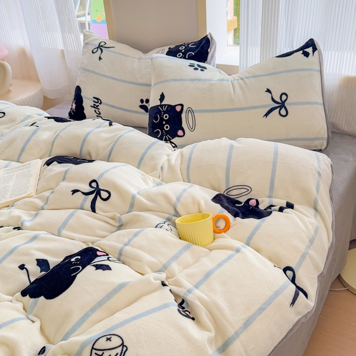 91家纺网 家纺一手货源 找家纺 梦舒阳家纺 2025牛奶绒四件套牛奶绒单被套牛奶绒床笠款四件套小清新可爱套件 煤球宝贝