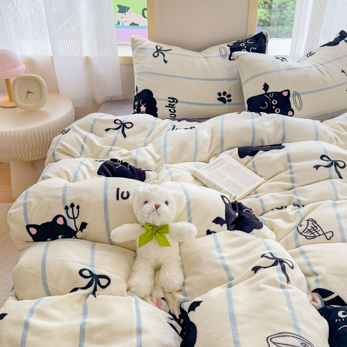 91家纺网 家纺一手货源 找家纺 梦舒阳家纺 2025牛奶绒四件套牛奶绒单被套牛奶绒床笠款四件套小清新可爱套件 煤球宝贝