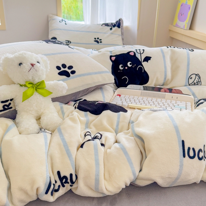 91家纺网 家纺一手货源 找家纺 梦舒阳家纺 2025牛奶绒四件套牛奶绒单被套牛奶绒床笠款四件套小清新可爱套件 煤球宝贝