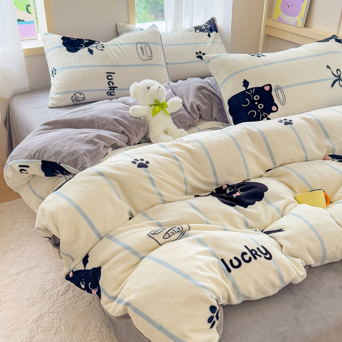 91家纺网 家纺一手货源 找家纺 梦舒阳家纺 2025牛奶绒四件套牛奶绒单被套牛奶绒床笠款四件套小清新可爱套件 煤球宝贝