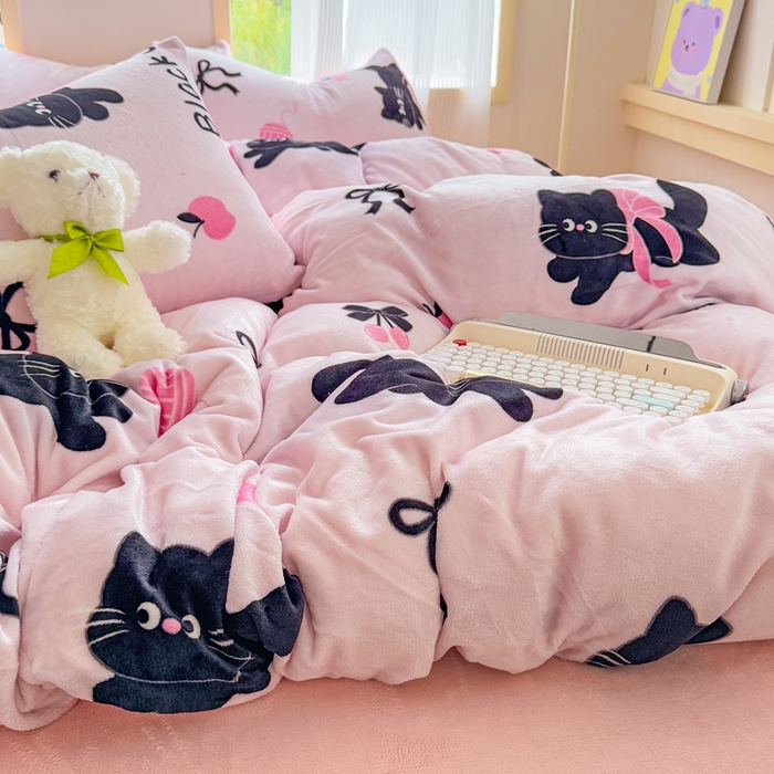 91家纺网 家纺一手货源 找家纺 梦舒阳家纺 2025牛奶绒四件套牛奶绒单被套牛奶绒床笠款四件套小清新可爱套件 炫酷黑猫