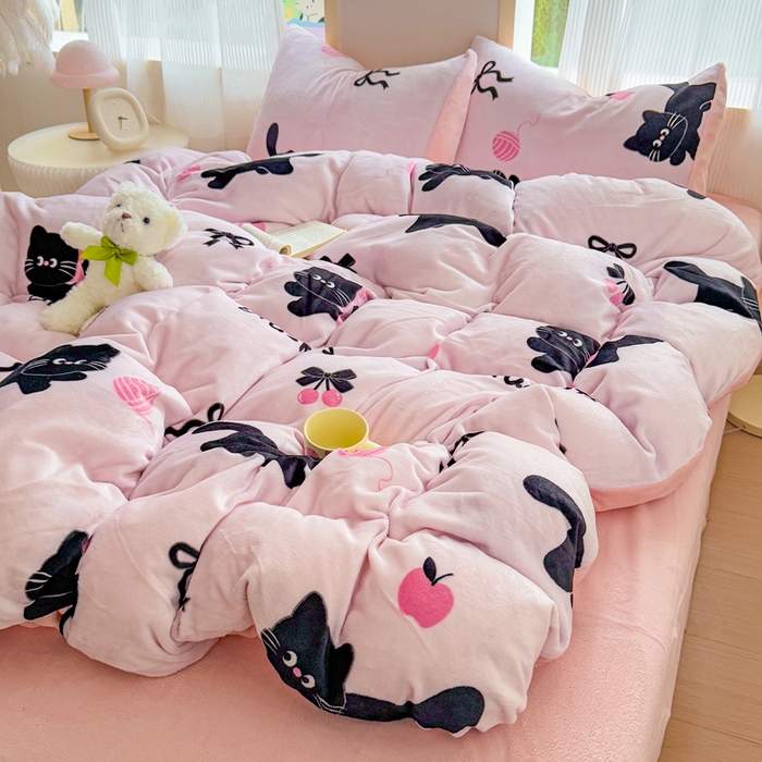 91家纺网 家纺一手货源 找家纺 梦舒阳家纺 2025牛奶绒四件套牛奶绒单被套牛奶绒床笠款四件套小清新可爱套件 炫酷黑猫