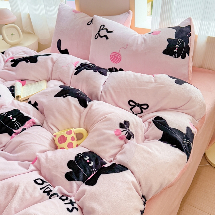 91家纺网 家纺一手货源 找家纺 梦舒阳家纺 2025牛奶绒四件套牛奶绒单被套牛奶绒床笠款四件套小清新可爱套件 炫酷黑猫