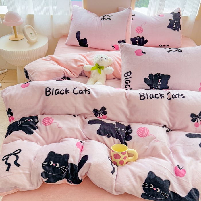 91家纺网 家纺一手货源 找家纺 梦舒阳家纺 2025牛奶绒四件套牛奶绒单被套牛奶绒床笠款四件套小清新可爱套件 炫酷黑猫