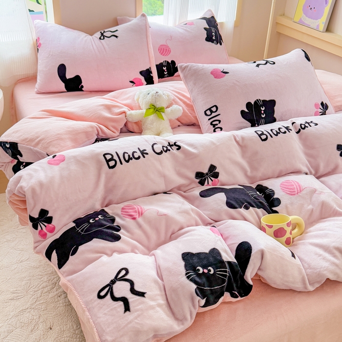 91家纺网 家纺一手货源 找家纺 梦舒阳家纺 2025牛奶绒四件套牛奶绒单被套牛奶绒床笠款四件套小清新可爱套件 炫酷黑猫