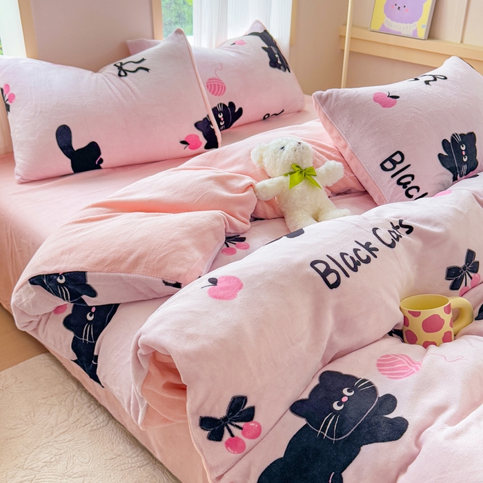 91家纺网 家纺一手货源 找家纺 梦舒阳家纺 2025牛奶绒四件套牛奶绒单被套牛奶绒床笠款四件套小清新可爱套件 炫酷黑猫