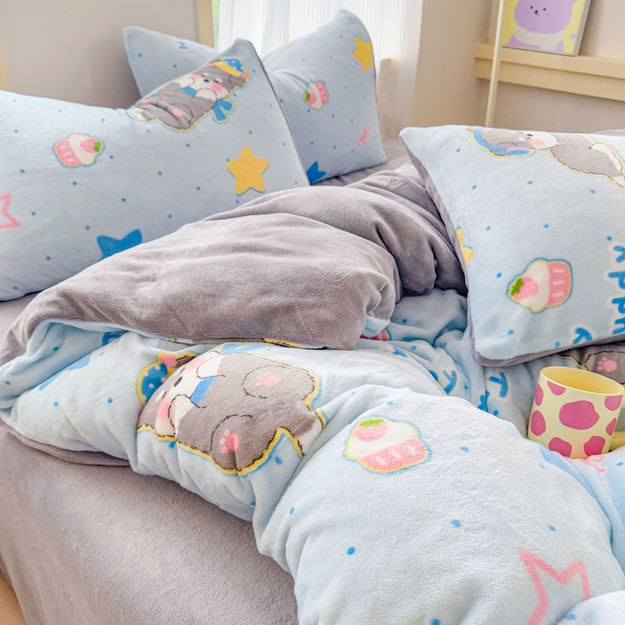 91家纺网 家纺一手货源 找家纺 梦舒阳家纺 2025牛奶绒四件套牛奶绒单被套牛奶绒床笠款四件套小清新可爱套件 布丁狗