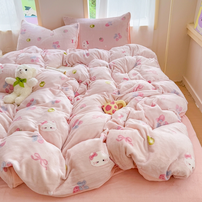 91家纺网 家纺一手货源 找家纺 梦舒阳家纺 2025牛奶绒四件套牛奶绒单被套牛奶绒床笠款四件套小清新可爱套件 草莓猫咪