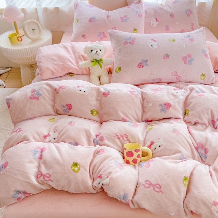 91家纺网 家纺一手货源 找家纺 梦舒阳家纺 2025牛奶绒四件套牛奶绒单被套牛奶绒床笠款四件套小清新可爱套件 草莓猫咪