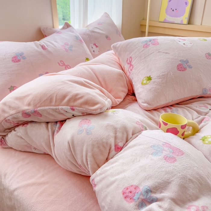 91家纺网 家纺一手货源 找家纺 梦舒阳家纺 2025牛奶绒四件套牛奶绒单被套牛奶绒床笠款四件套小清新可爱套件 草莓猫咪