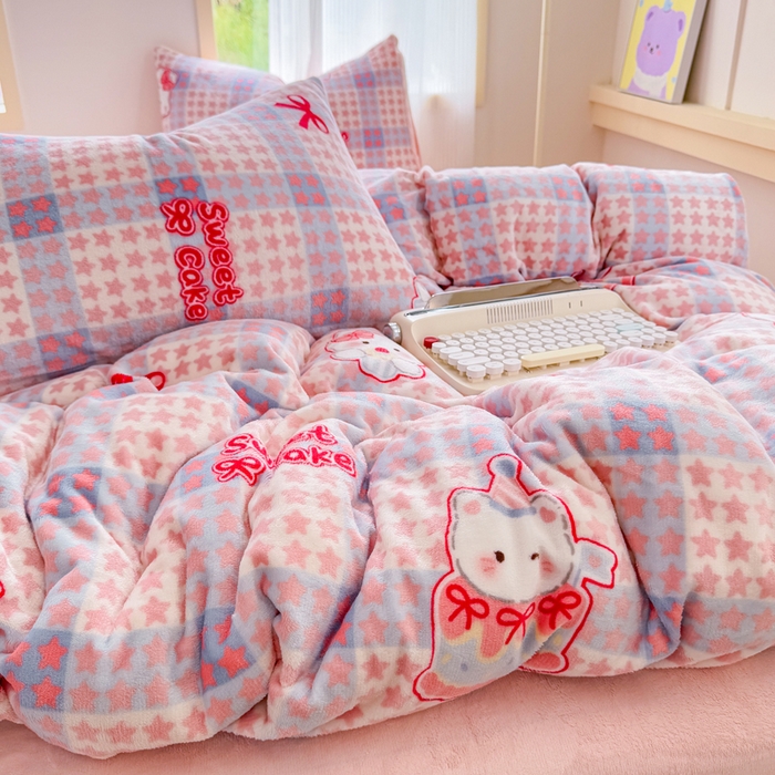 91家纺网 家纺一手货源 找家纺 梦舒阳家纺 2025牛奶绒四件套牛奶绒单被套牛奶绒床笠款四件套小清新可爱套件 蛋糕猫咪