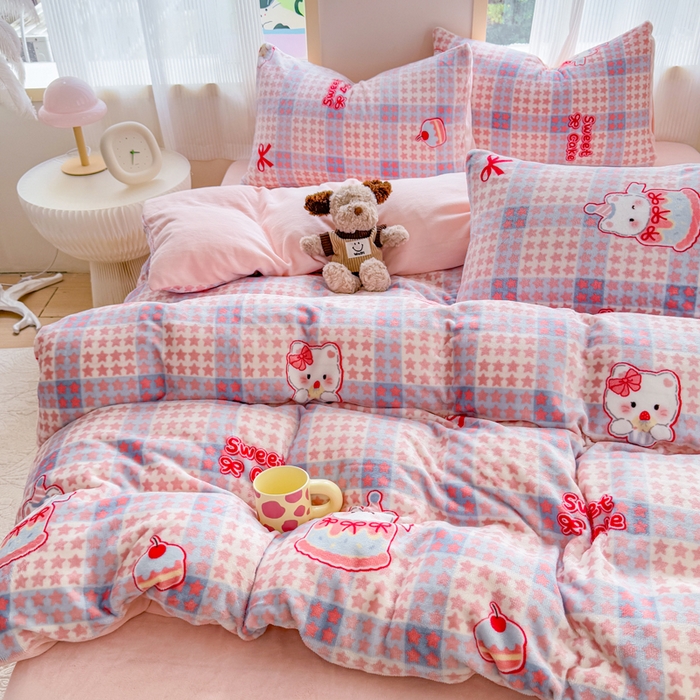 91家纺网 家纺一手货源 找家纺 梦舒阳家纺 2025牛奶绒四件套牛奶绒单被套牛奶绒床笠款四件套小清新可爱套件 蛋糕猫咪