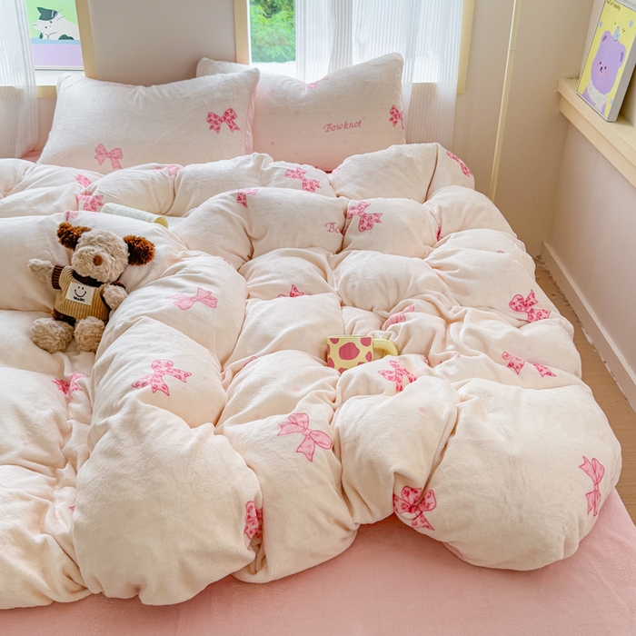 91家纺网 家纺一手货源 找家纺 梦舒阳家纺 2025牛奶绒四件套牛奶绒单被套牛奶绒床笠款四件套小清新可爱套件 蝴蝶结