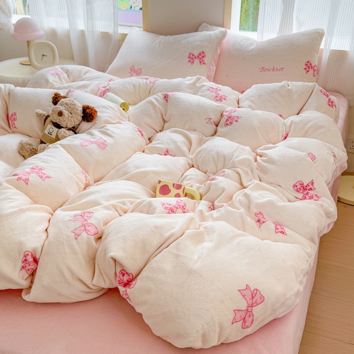 91家纺网 家纺一手货源 找家纺 梦舒阳家纺 2025牛奶绒四件套牛奶绒单被套牛奶绒床笠款四件套小清新可爱套件 蝴蝶结