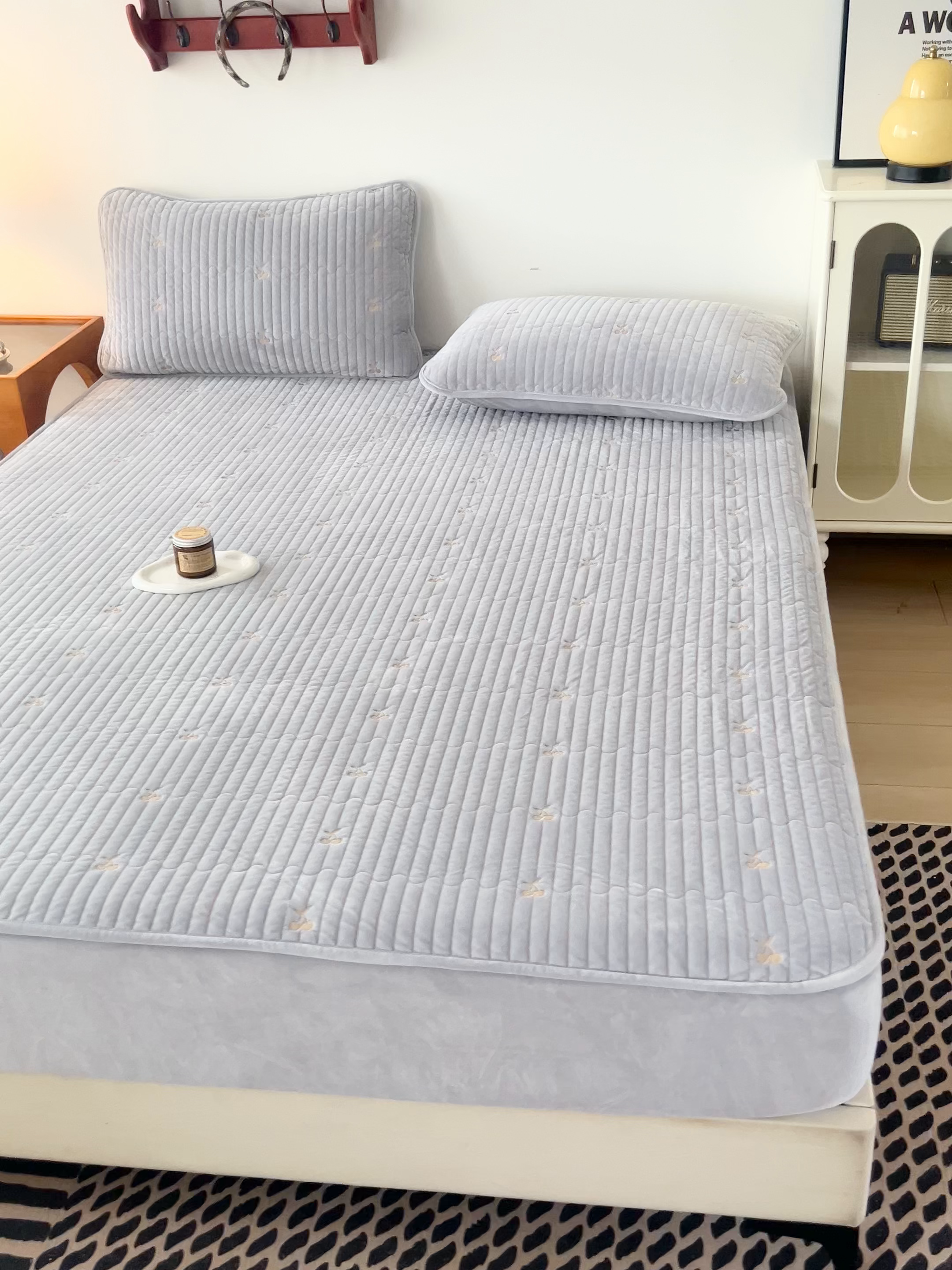 91家纺网 家纺一手货源 找家纺 佳笠家居 2025新款婴儿绒宝宝绒樱桃刺绣夹棉床笠 高级灰