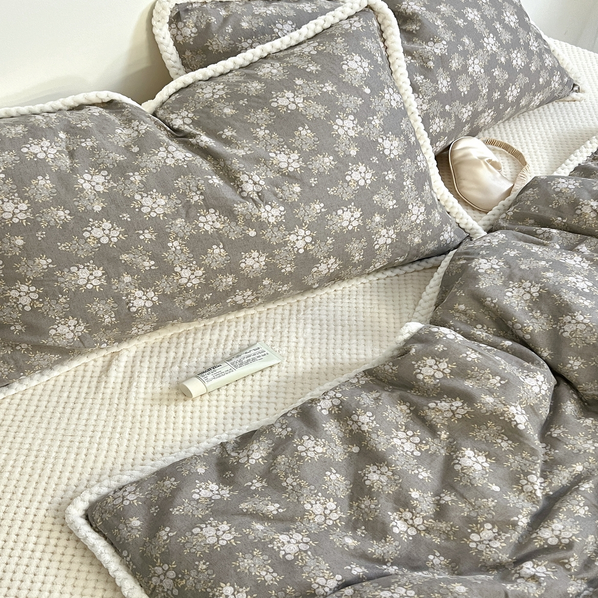 91家纺网 家纺一手货源 找家纺 （总）荣轩 2025秋冬必备新品棉加绒华夫格提花绒工艺款四件套（铺床版）