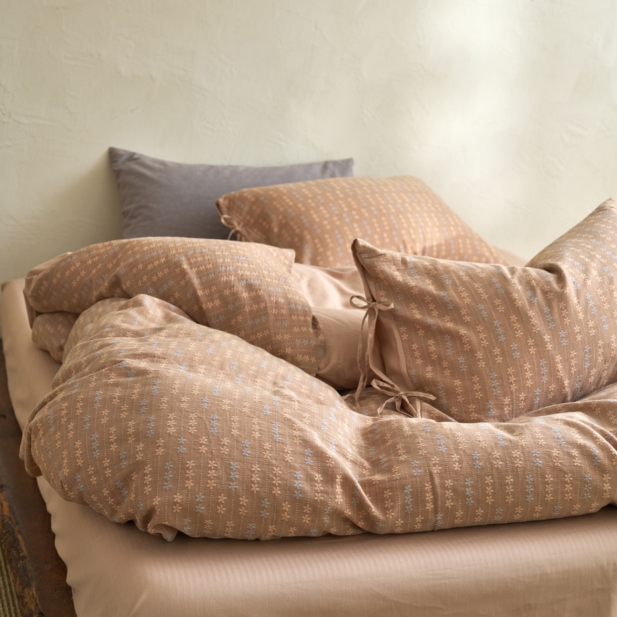 91家纺网 家纺一手货源 找家纺 久典家居 2025新款全棉色织提花系带款四件套-花锦系列（买家秀找客服) 花锦-咖