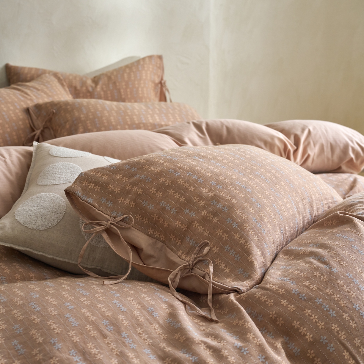 91家纺网 家纺一手货源 找家纺 久典家居 2025新款全棉色织提花系带款四件套-花锦系列（买家秀找客服) 花锦-咖