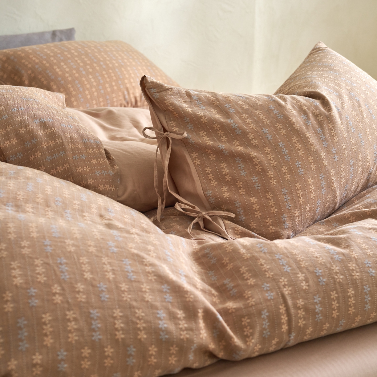 91家纺网 家纺一手货源 找家纺 久典家居 2025新款全棉色织提花系带款四件套-花锦系列（买家秀找客服) 花锦-咖