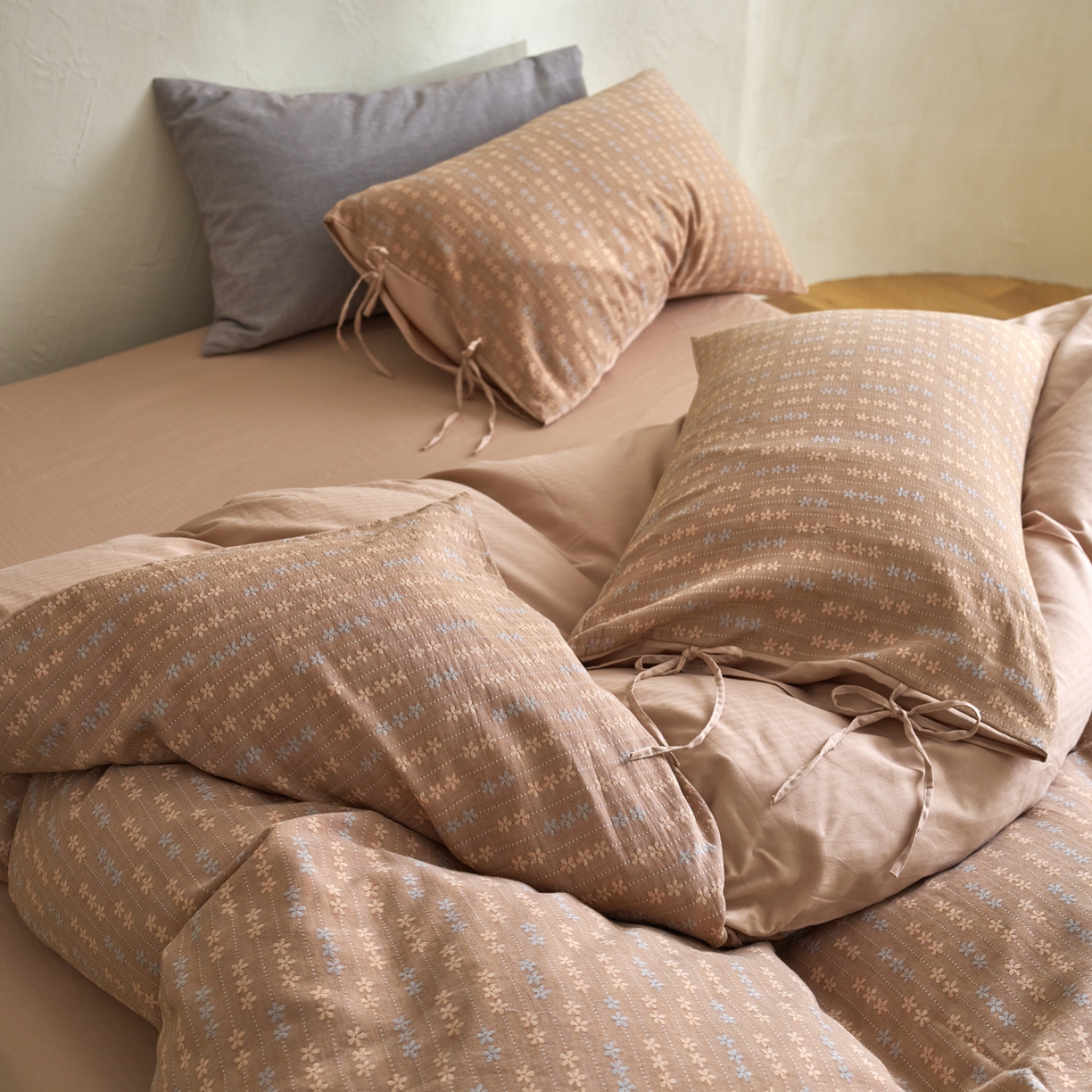 91家纺网 家纺一手货源 找家纺 久典家居 2025新款全棉色织提花系带款四件套-花锦系列（买家秀找客服) 花锦-咖