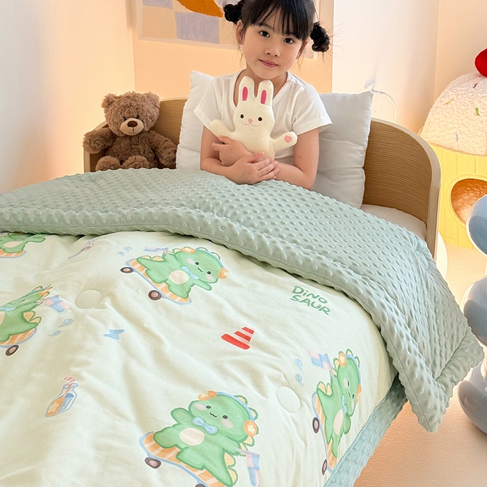 91家纺网 家纺一手货源 找家纺 2025新款3D触感全棉豆豆被儿童豆豆被春秋被冬被幼儿园被子 恐龙宝宝-一体款