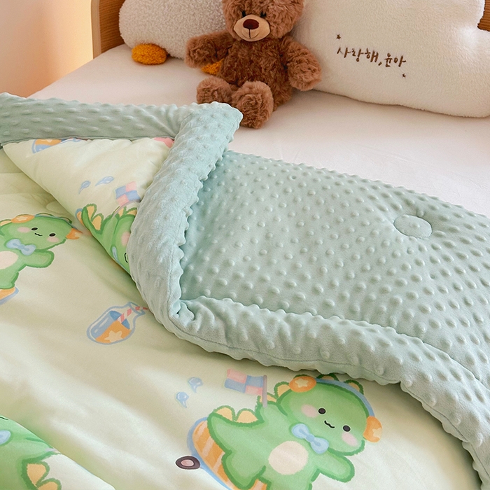 91家纺网 家纺一手货源 找家纺 2025新款3D触感全棉豆豆被儿童豆豆被春秋被冬被幼儿园被子 恐龙宝宝-一体款