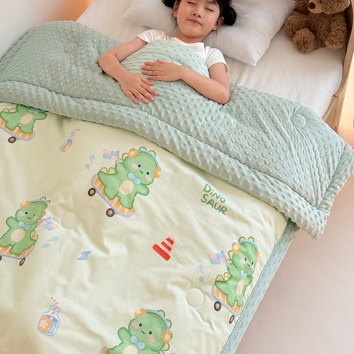 91家纺网 家纺一手货源 找家纺 2025新款3D触感全棉豆豆被儿童豆豆被春秋被冬被幼儿园被子 恐龙宝宝-一体款