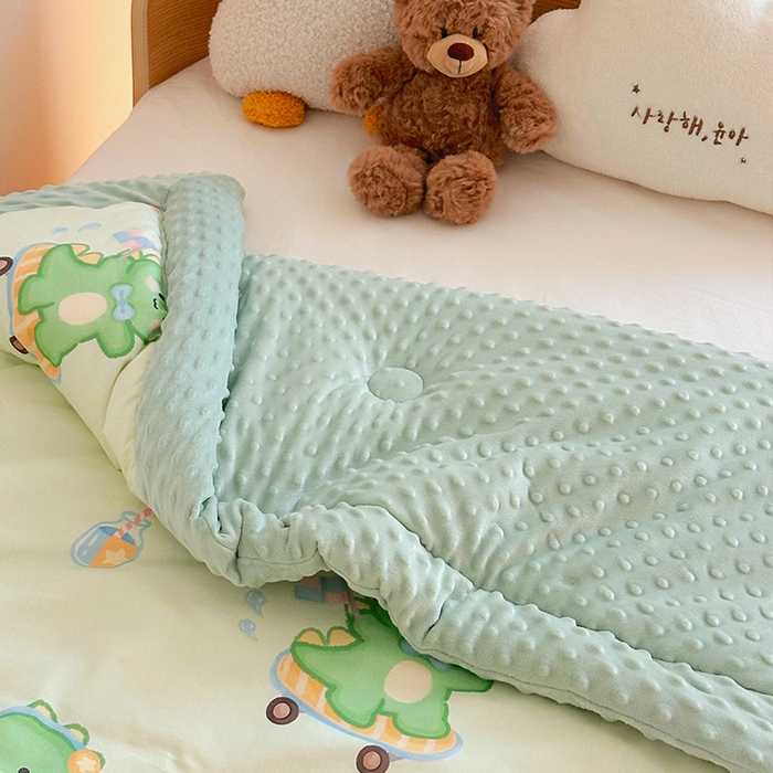 91家纺网 家纺一手货源 找家纺 2025新款3D触感全棉豆豆被儿童豆豆被春秋被冬被幼儿园被子 恐龙宝宝-一体款