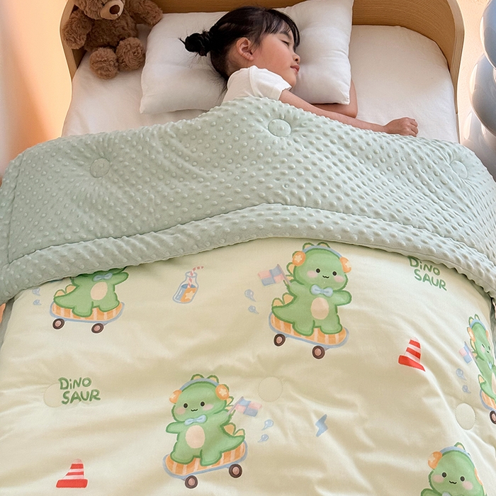 91家纺网 家纺一手货源 找家纺 2025新款3D触感全棉豆豆被儿童豆豆被春秋被冬被幼儿园被子 恐龙宝宝-一体款
