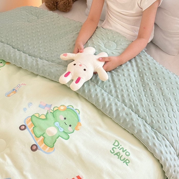 91家纺网 家纺一手货源 找家纺 2025新款3D触感全棉豆豆被儿童豆豆被春秋被冬被幼儿园被子 恐龙宝宝-一体款