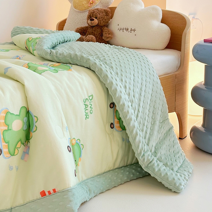 91家纺网 家纺一手货源 找家纺 2025新款3D触感全棉豆豆被儿童豆豆被春秋被冬被幼儿园被子 恐龙宝宝-一体款