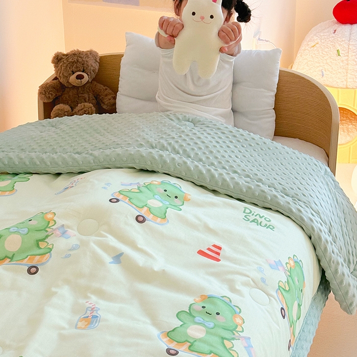 91家纺网 家纺一手货源 找家纺 2025新款3D触感全棉豆豆被儿童豆豆被春秋被冬被幼儿园被子 恐龙宝宝-一体款