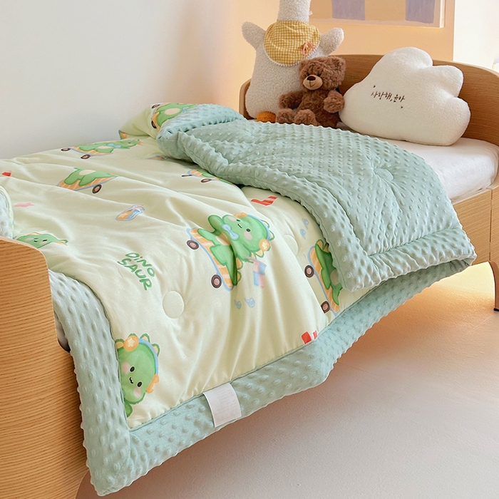 91家纺网 家纺一手货源 找家纺 2025新款3D触感全棉豆豆被儿童豆豆被春秋被冬被幼儿园被子 恐龙宝宝-一体款