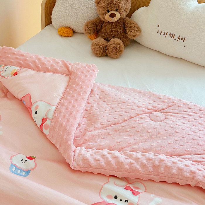 91家纺网 家纺一手货源 找家纺 2025新款3D触感全棉豆豆被儿童豆豆被春秋被冬被幼儿园被子 萌小兔-一体款