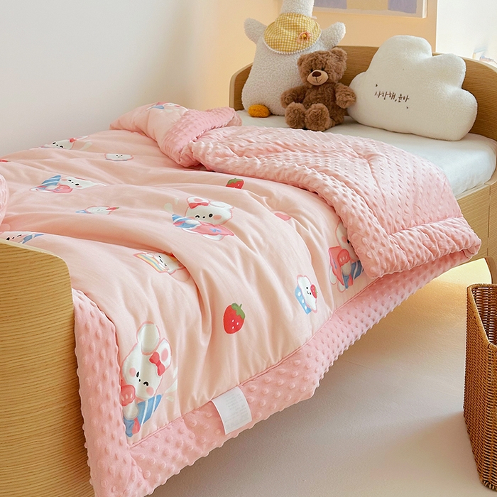 91家纺网 家纺一手货源 找家纺 2025新款3D触感全棉豆豆被儿童豆豆被春秋被冬被幼儿园被子 萌小兔-一体款