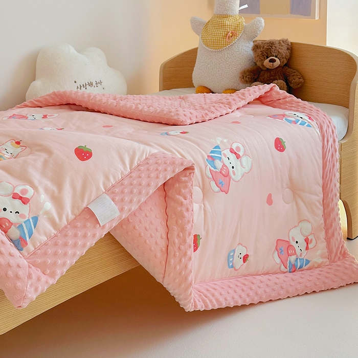 91家纺网 家纺一手货源 找家纺 2025新款3D触感全棉豆豆被儿童豆豆被春秋被冬被幼儿园被子 萌小兔-一体款