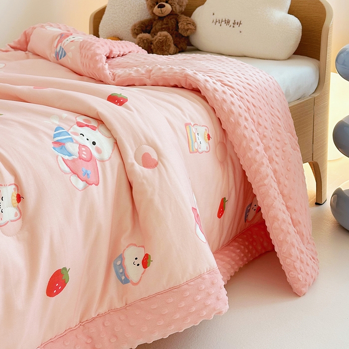 91家纺网 家纺一手货源 找家纺 2025新款3D触感全棉豆豆被儿童豆豆被春秋被冬被幼儿园被子 萌小兔-一体款