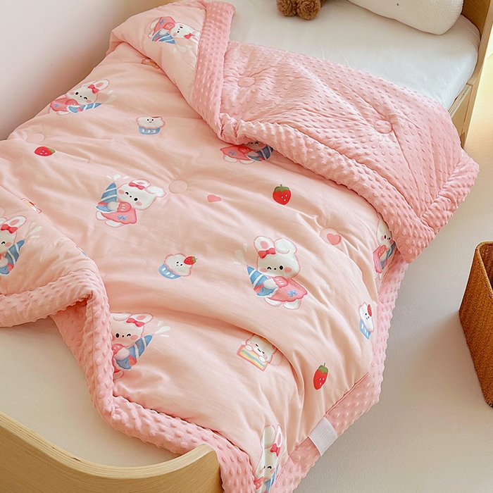 91家纺网 家纺一手货源 找家纺 2025新款3D触感全棉豆豆被儿童豆豆被春秋被冬被幼儿园被子 萌小兔-一体款