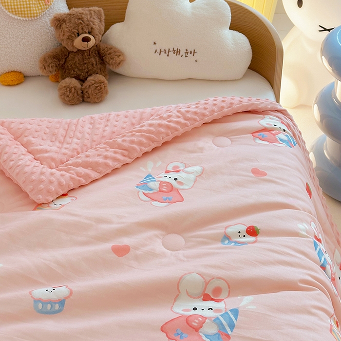 91家纺网 家纺一手货源 找家纺 2025新款3D触感全棉豆豆被儿童豆豆被春秋被冬被幼儿园被子 萌小兔-一体款