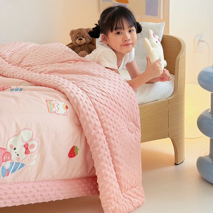 91家纺网 家纺一手货源 找家纺 2025新款3D触感全棉豆豆被儿童豆豆被春秋被冬被幼儿园被子 萌小兔-一体款