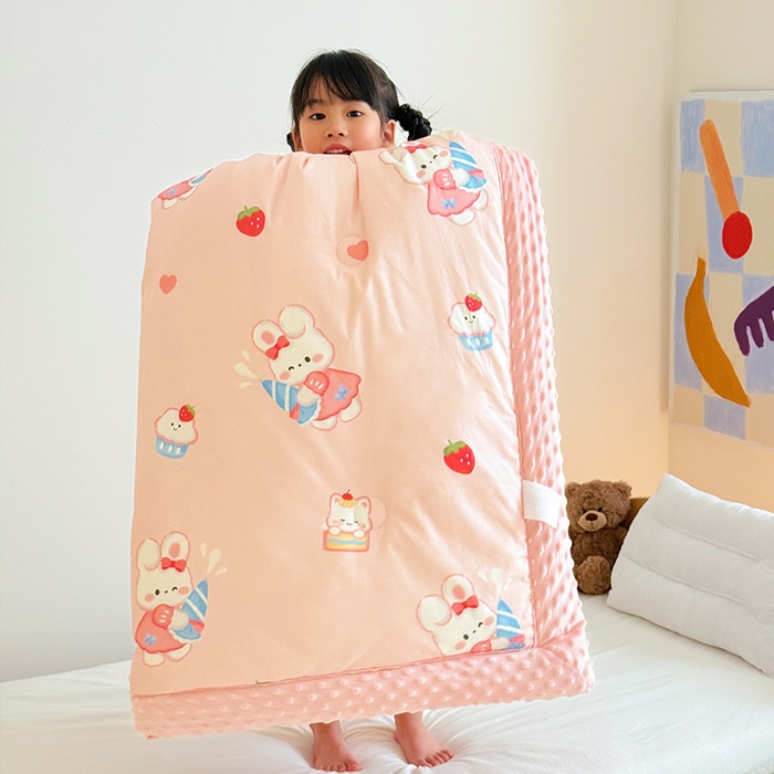 91家纺网 家纺一手货源 找家纺 2025新款3D触感全棉豆豆被儿童豆豆被春秋被冬被幼儿园被子 萌小兔-一体款