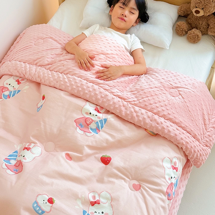 91家纺网 家纺一手货源 找家纺 2025新款3D触感全棉豆豆被儿童豆豆被春秋被冬被幼儿园被子 萌小兔-一体款